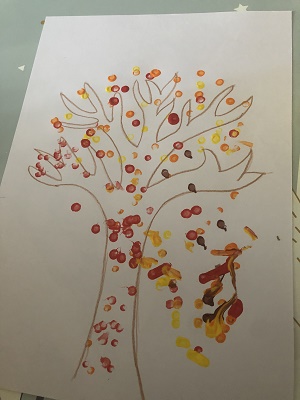 arbol de otoño pintado con la tecnica del bastoncillo de algodón