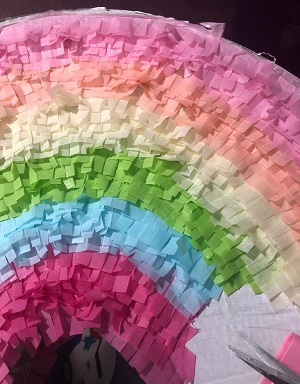 Piñata casera finalizada de colores