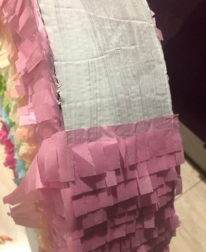 Cubrir laterales de piñata con papel de seda